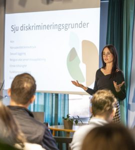 Melinda Sjunnesson, processledare och jurist på Malmö mot Diskriminering håller i en utbildning.